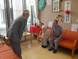 あいさつする奥塚市長