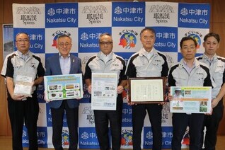 記念写真（奥塚市長は写真左から2番目）