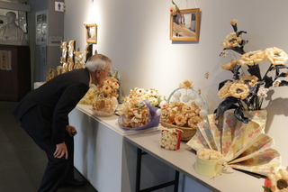 かんなくず作品を鑑賞する奥塚市長