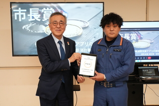 市長賞の受賞者と記念写真