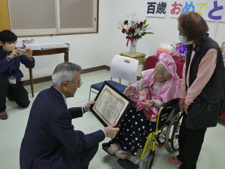 記念品を渡す奥塚市長
