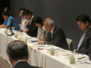 発表する奥塚市長