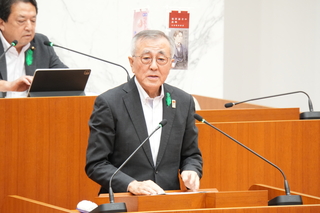 行政報告する奥塚市長
