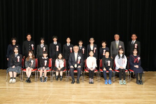 記念写真（奥塚市長は前列左から5番目）