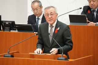 行政報告する奥塚市長