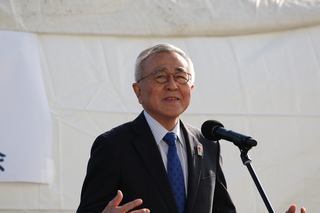 あいさつをする奥塚市長