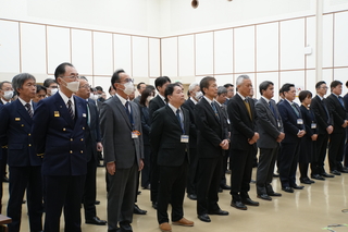 訓示を聞く職員