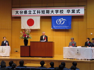 祝辞を述べる奥塚市長