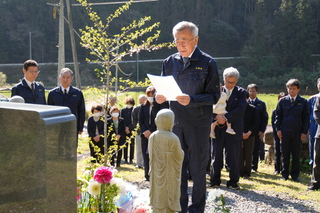 参拝する奥塚市長