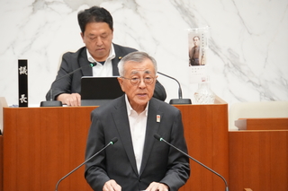 行政報告する奥塚市長