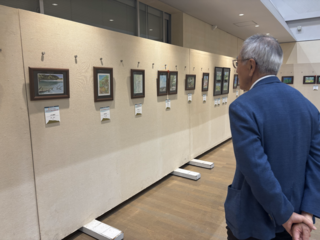 中津美術協会会長賞の作品を見る奥塚市長 中津美術協会会長賞の作品を見る奥塚市長