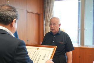 表彰状伝達のようす