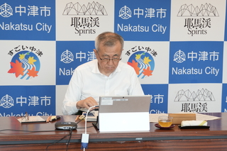 オンラインで分科会に参加する奥塚市長