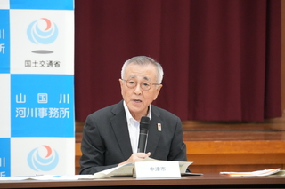 発言する奥塚市長 発言する奥塚市長