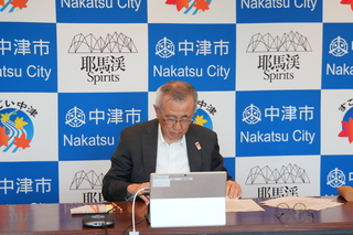 オンラインで分科会に参加する奥塚市長
