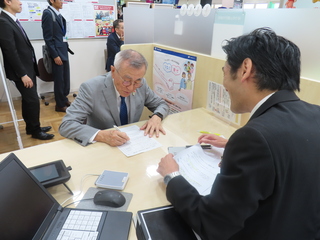 デモンストレーションを行う奥塚市長