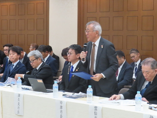 発表する奥塚市長 発表する奥塚市長
