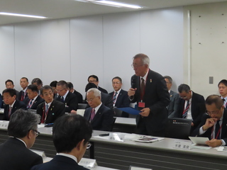 発言する奥塚市長 発言する奥塚市長